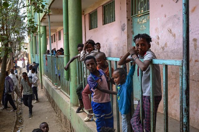 Archivo - May 18, 2023, Abiy Adi, Tigray, Ethiopia: A group of children look at the camera at the IDP Centre 'TVET' in the city of Abiy Adi. Northern Ethiopia is still suffering from the effects of the 2020 war, now on pause. More than 800,000 women and c