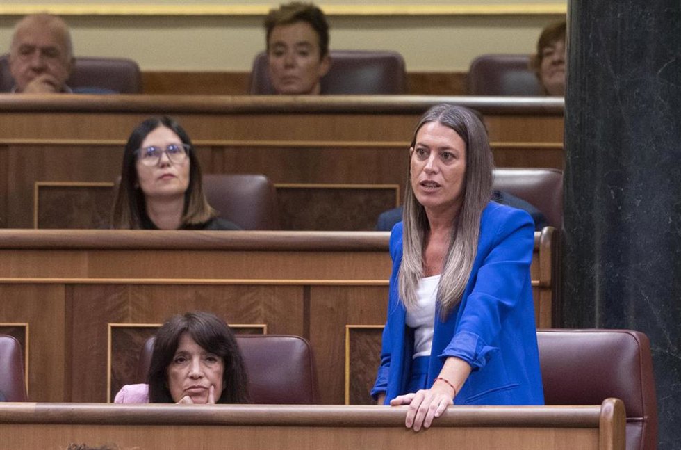 La diputada de Junts Miriam Nogueras jura la Constitución durante la Sesión Constitutiva de la XV Legislatura en el Congreso de los Diputados