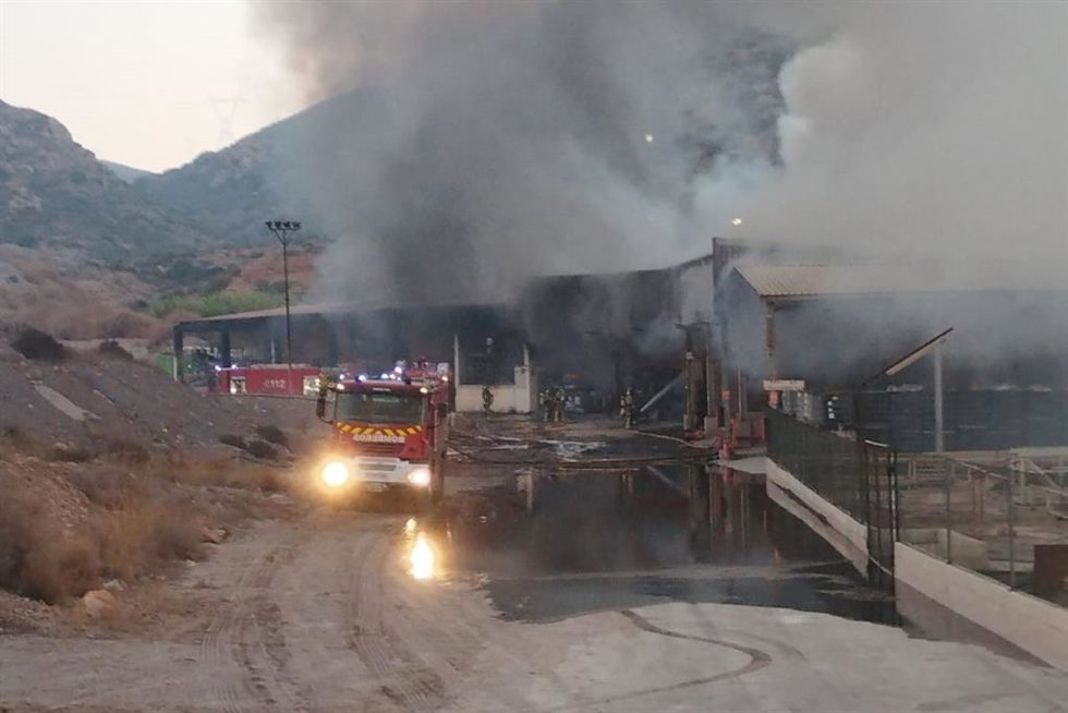 Imagen de las tareas de extinción del incendio