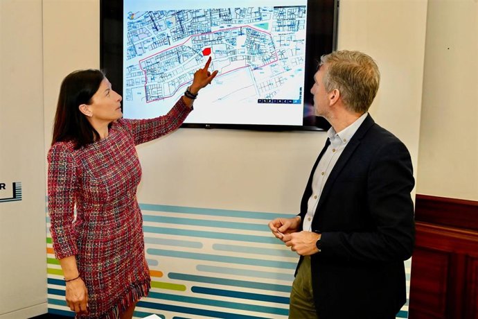 La alcaldesa de Santander, Gema Igual, y el concejal de Vivienda, César Díaz, dan a conocer el área delimitada para poder opter a las 33 plazas de garaje libres del edificio de las 66 VPO de Tabacalera, en la calle Alta