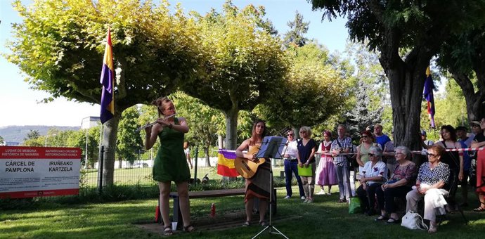 Archivo - Foto de archivo del homenaje a los fusilados en Valcaldera en el solar de la antigua cárcel de Pamplona, realizado en 2019.