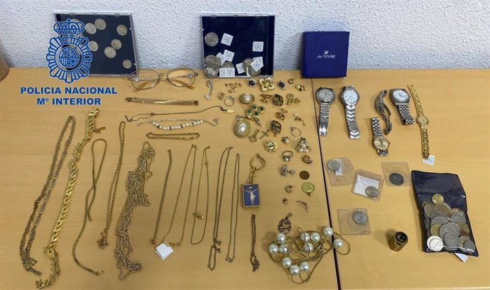 La Policía Nacional sorprende in fraganti a dos hombres robando en una vivienda de Valncia