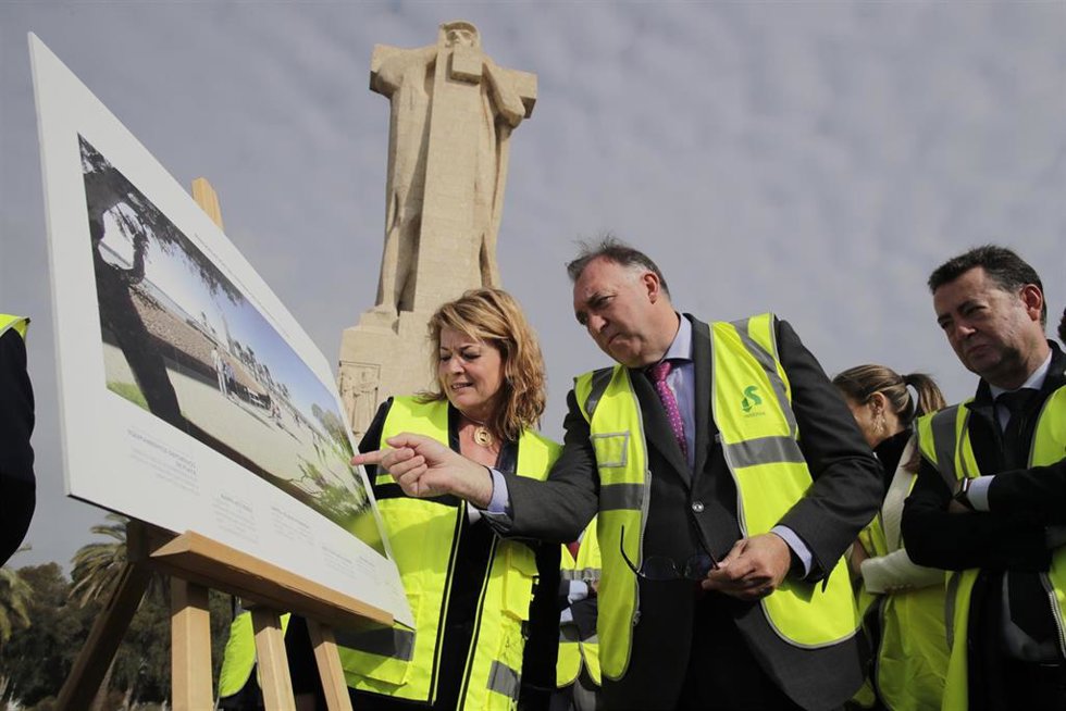 Archivo - La alcaldesa de Huelva, Pilar Miranda, en el acto de colocación de la primera piedra de las obras del entorno del Monumento a Colón cuando presidía el Puerto de Huelva.