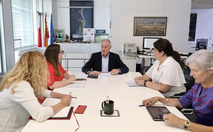 Foto de la reunión que el consejero de Industria, Eduardo Arasti, ha mantenido con la secretaria general de CC.OO en Cantabria, Rosa Mantecón. También se ha reunido con el de UGT, Mariano Carmona