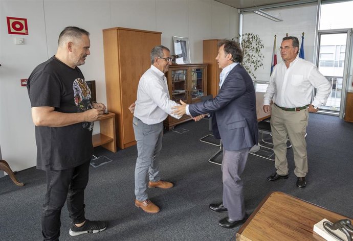 El consejero de Desarrollo Rural, Ganadería, Pesca y Alimentación, Pablo Palencia, se reúne con miembros de la Cofradía de Pescadores de San Vicente de la Barquera