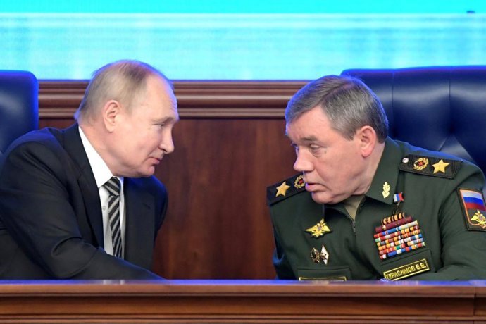 Archivo - HANDOUT - 21 December 2021, Russia, Moscow: Russian President Vladimir Putin (L) speaks with Chief of the General Staff of the Russian Armed Forces Valery Gerasimov during the Expanded Meeting of Defence Ministry Board. Photo: RIA Novosti/Krem