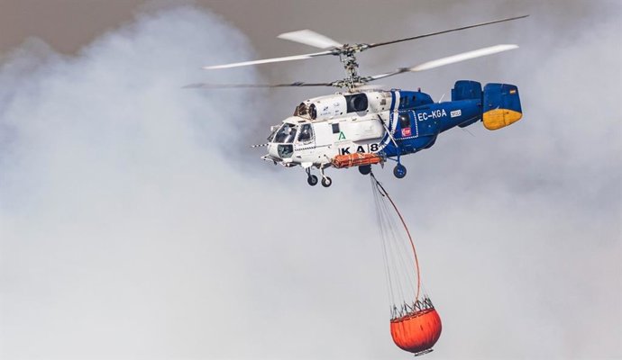 Archivo - Un helicóptero del Infoca, en plena actuación en un incendio.