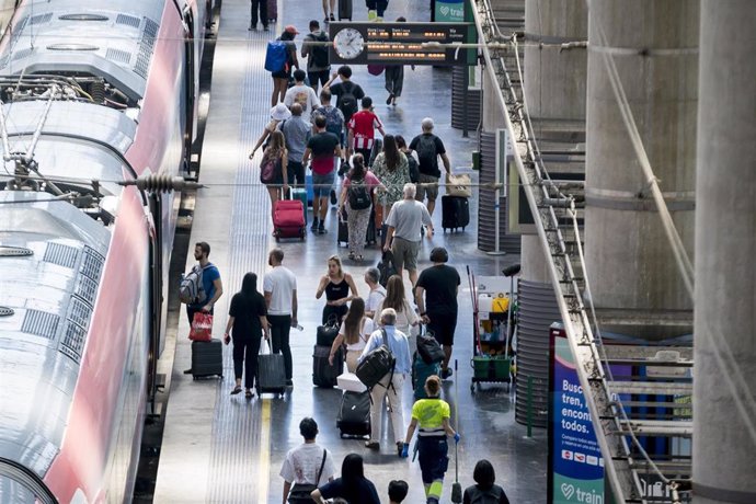 Varias personas uno de los andenes de la estación de Atocha-Almudena Grandes, a 11 de agosto de 2023, en Madrid (España). 