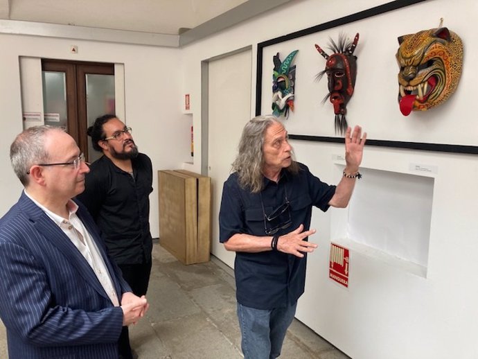 Archivo - Nacho Rovira muestra una de las máscaras de la exposición 'Alas y viento', junto al comisario de la misma, Jorge Armestar, y el director del Festival de Mérida, Jesús Cimarro.