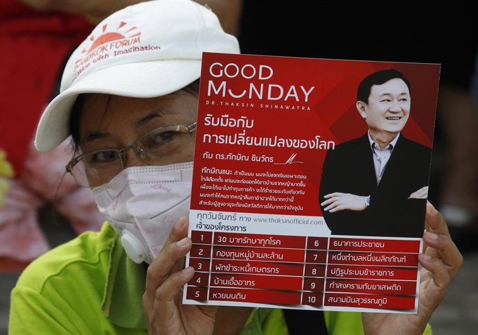 Archivo - Una seguidora del ex primer ministro de Tailandia Thaksin Shinawatra.