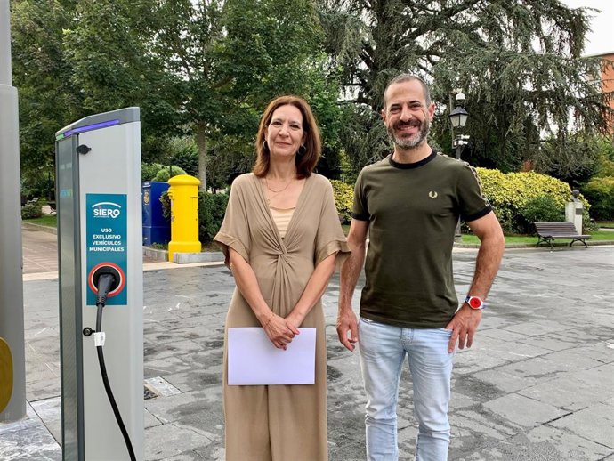 El alcalde de Siero, Ángel García y la concejala de Movilidad y Transporte Público, Patricia Antuña, presentaron este sábado la situación del parque móvil de Siero.