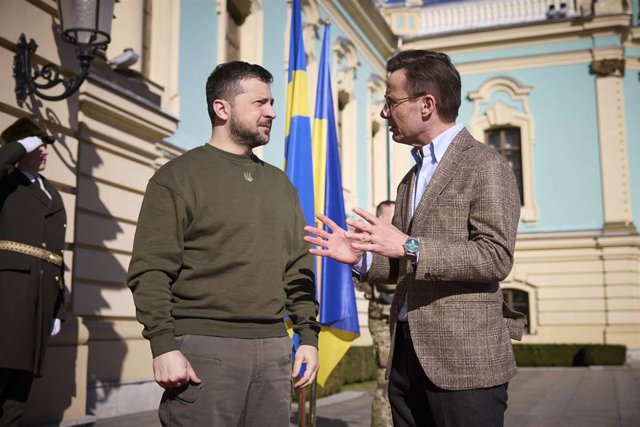 Archivo - El presidente ucraniano, Volodimir Zelenski, y el primer ministro sueco, Ulf Kristersson, en la visita de este a Kiev.