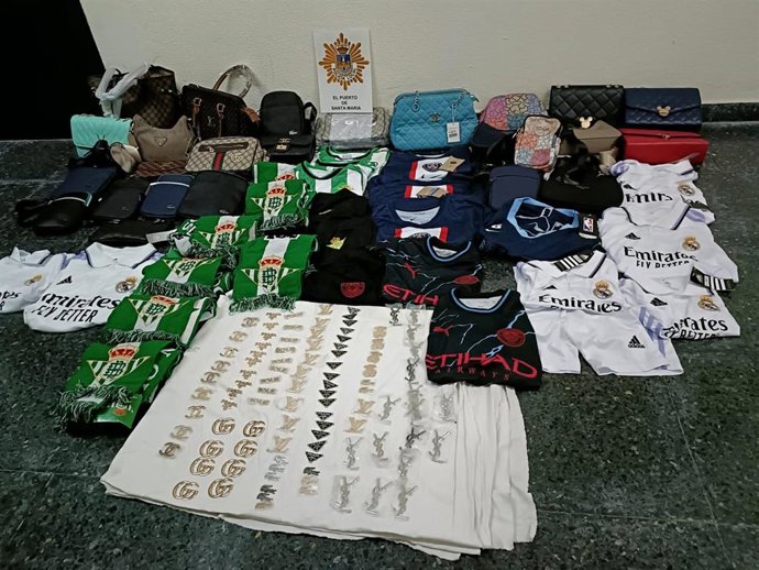 Artículos falsificados intervenidos por la Policía Local de El Puerto de Santa María.