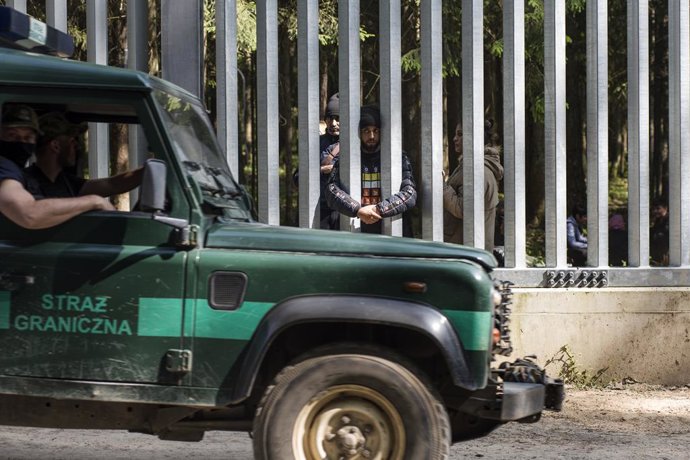 Archivo - May 28, 2023, Bialowieza, Podlaskie, Poland: Polish border guards drive past the migrants stuck at the Belarusian side of the border wall. A group of 30 migrants and refugees from Iraq and Syria seeking asylum, including more than 10 children,