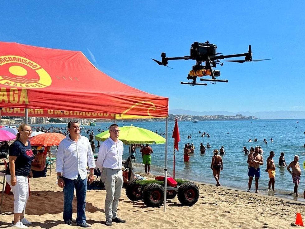 La alcaldesa, Ana Mula, y el consejero de la Presidencia e Interior, Antonio Sanz, durante una demostración del servicio de aerovigilancia con drones de las playas de Fuengirola.