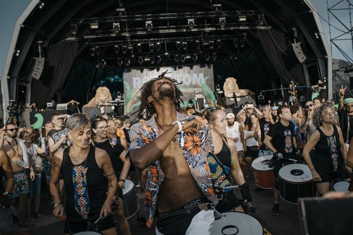 Un hombre baila en el comienzo de la 28 edición del Festival Rototom Sunsplash