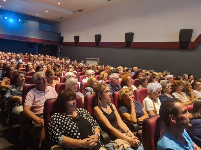 Público asistente a una conferencia dentro de los cursos de verano de la UC