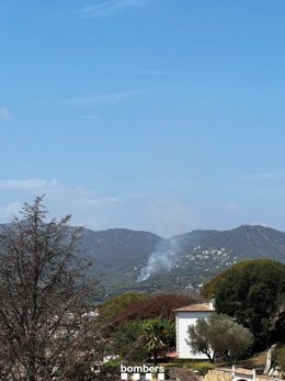 Bombers trabaja en un incendio de vegetación en Sant Feliu de Guíxols (Girona) con 18 dotaciones