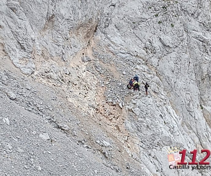 Auxilian a una montañera de 57 años herida al sufrir una fractura en la pierna en la Torre de Llambrión (León)