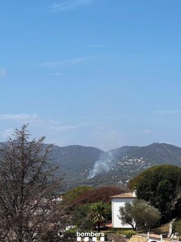 Bombers treballa en un incendi de vegetació a Sant Feliu de Guíxols (Girona) amb 17 dotacions