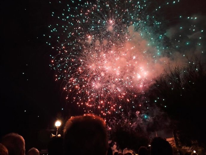 Gente viendo los fuegos artificiales en la Semana Grande donostiarra