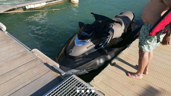 Los Agents Rurals denuncian a una persona por navegar en moto de agua en el embalse de la Baells (Barcelona)