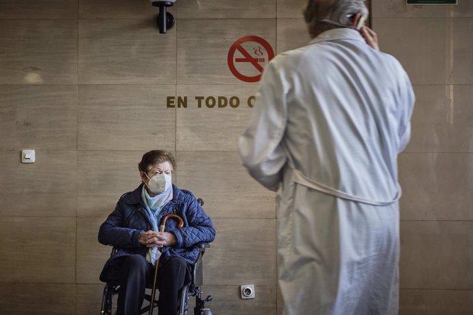 Archivo - Una señora espera en silla de ruedas en el Complexo Hospitalario Universitario durante la tercera jornada de la huelga de médicos gallegos, a 13 de abril de 2023, en Ourense, Galicia (España). Los médicos gallegos están llamados a secundar la 