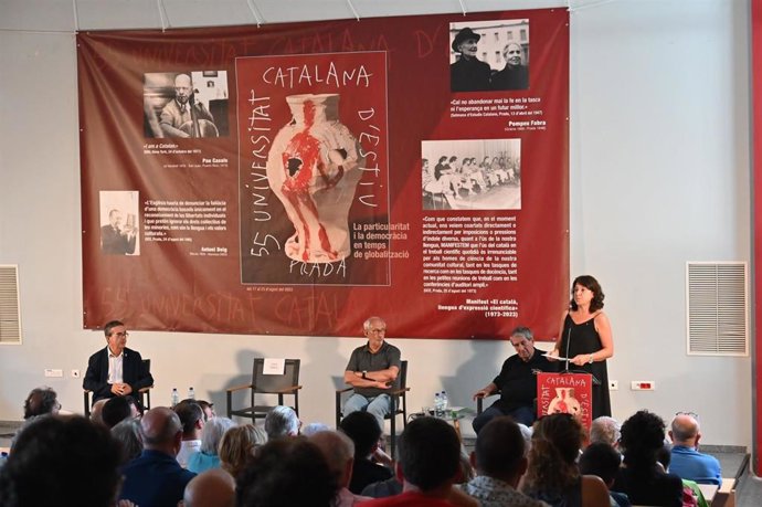 Erra interviene en una conferencia de la UCE junto a Casassas, Gual y Dols.