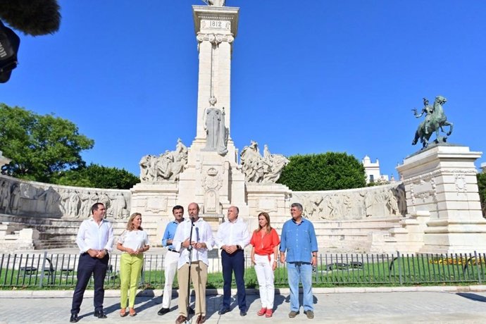 Los populares junto al monumento a las Cortes