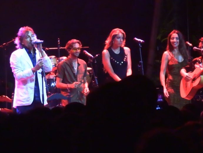 Antonio Carmona junto a sus hijas en el escenario