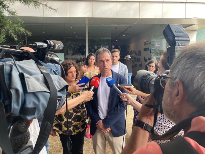 Ovidio Zapico atiende a los medios de comunicación en la FIDMA.