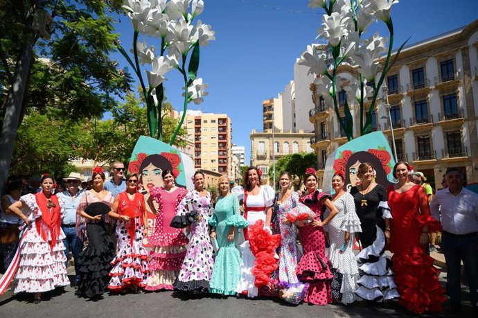 La alcaldesa de Almería, María del Mar Vázquez, en el centro, vestida con un traje de faralaes diseñado con los colores de la bandera de la ciudad, en la inauguración de la Feria del Mediodía.