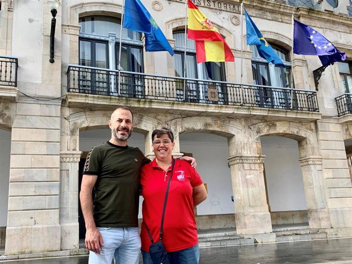 El alcalde de Siero Ángel García, junto con Loreto García en representación de los hosteleros de Les Campes.