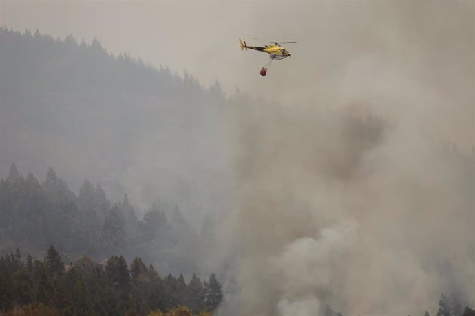 Un hidroavión trabaja a 18 de agosto de 2023, en Tenerife, Canarias (España). El incendio forestal declarado en Tenerife la noche del martes ha arrasado ya casi 4.000 hectáreas en un perímetro de 40 km y hay más de 7.000 vecinos evacuados o confinados d