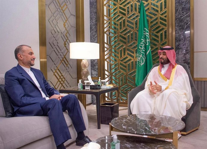 El ministro de Exteriores iraní (I) Hosein Amirabdolahian y el príncipe heredero saudí, Mohamed bin Salman 