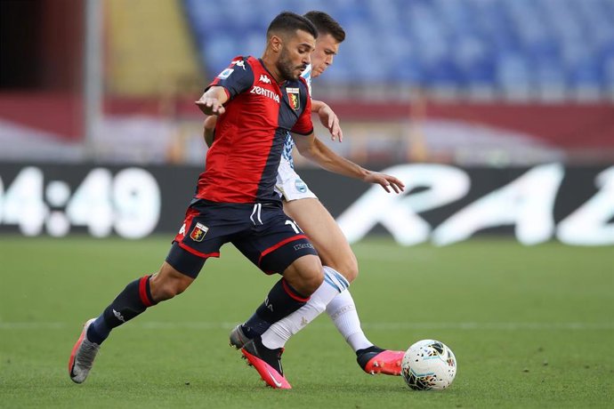 Archivo - 12 July 2020, Italy, Genoa: Genoa's Iago Falque (L) and SPAL's Georgi Tunjov battle for the ball during the Italian Serie A soccer match between Genoa and SPAL at the Luigi Ferraris Stadium. Photo: Jonathan Moscrop/CSM via ZUMA Wire/dpa