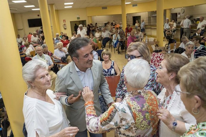 El alcalde de Camargo, Diego Movellán, con personas mayores del municipio