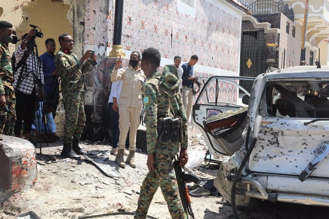 Archivo - (220116) -- MOGADISHU, Jan. 16, 2022 (Xinhua) -- Security members work at the site of a suicide car bombing in Mogadishu, Somalia, on Jan. 16, 2022. A Somali government spokesman Mohamed Ibrahim Moalimuu was injured in the suicide car bombing he