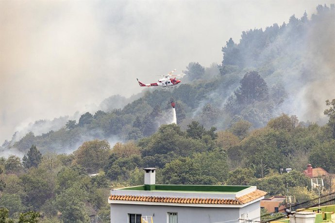 Un hidroavió treballa en l'extinció de l'incendi forestal, a 19 d'agost de 2023, en L'Orotava, Tenerife.