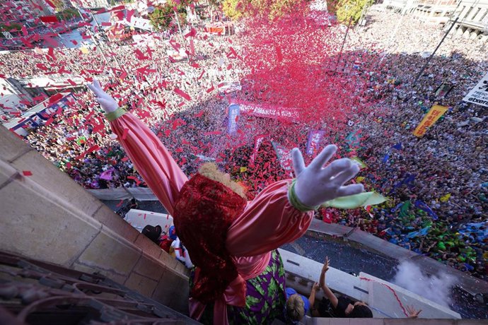 El símbolo festivo de Aste Nagusia de Bilbao saluda a los miles de congregadosante el Teatro Arriaga por el inicio de las fiestas