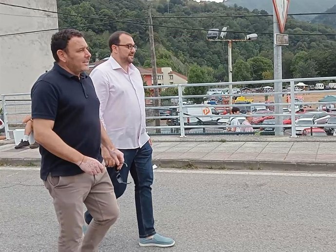 El alcalde de Laviana, Julio García, y el presidente del Principado de Asturias, Adrián Barbón, se dirigen al puente de La Chalana, con motivo de la celebración del 54 Descenso Folklórico del Nalón en La Pola Llaviana.