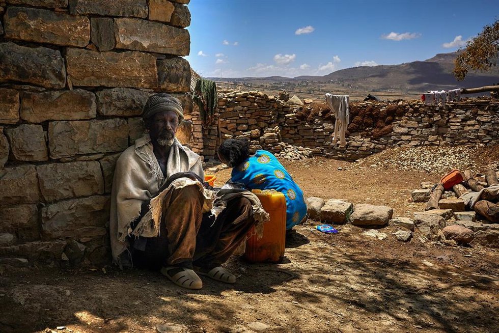 Archivo - Imagen de una familia en Tigray