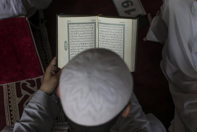 Un palestino lee el Corán en la Franja de Gaza 