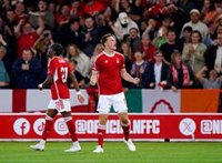 El City anula al Newcastle y el Tottenham vence al United