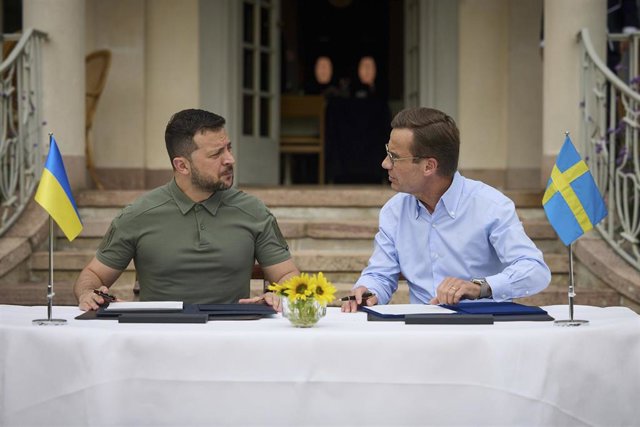 El presidente de Ucrania, Volodymir Zelenski, y el primer ministro sueco, Ulf Kristersson.