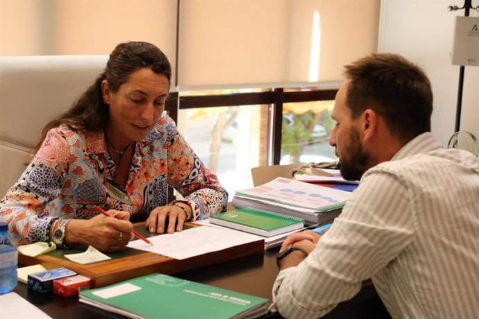 La consejera de Inclusión Social, Juventud, Familias e Igualdad, Loles López, junto al director general de Infancia, Adolescencia y Juventud de la Junta, Paco Mora, foto de archivo