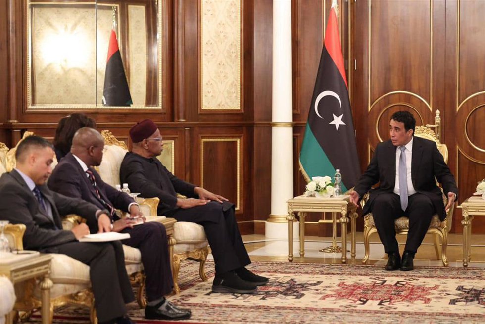 Archivo - El presidente del Consejo Presidencial de Libia, Mohamed Menfi, y el representante de la misión de la ONU en Libia, Abdoulaye Bathily