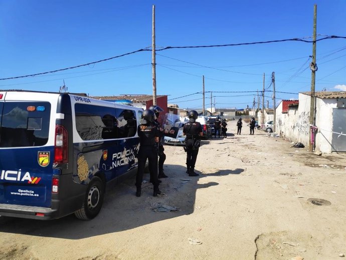 Una patrulla de la Policía Nacional en el poblado de Son Banya (Palma)