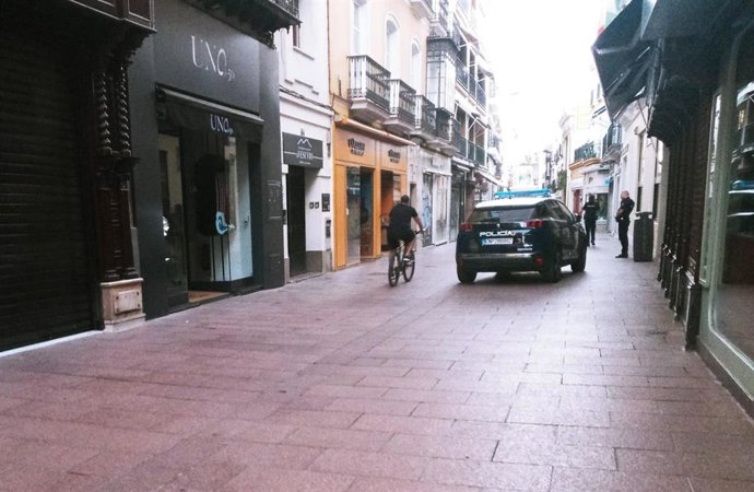 Agentes frente al establecimiento objeto del robo en la calle Sierpes