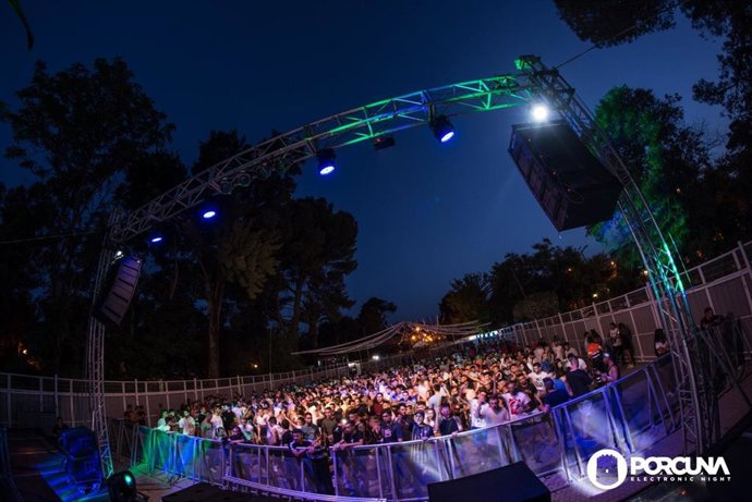 Asistentes a una edición anterior del festival Porcuna Electronic Night.